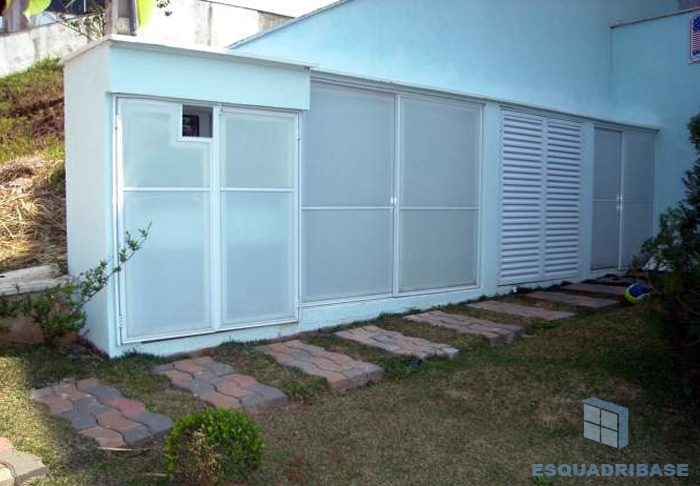 abrigo para luz e agua em aluminio branco com tela perfurada