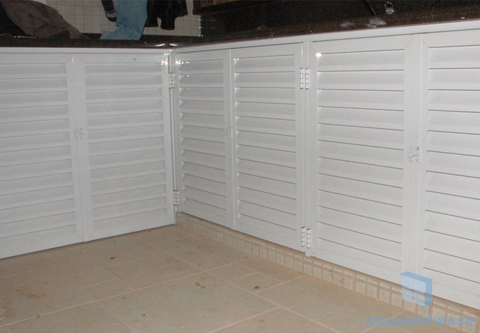 abrigo-para-pia-em-aluminio-branco-com-palheta-ventilada