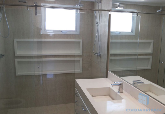 box-em-vidro-temperado-incolor-modelo-roldana-aparente