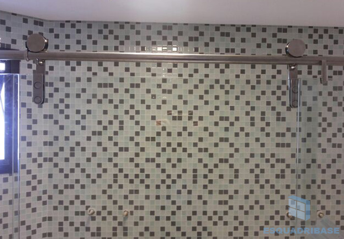 box-em-vidro-temperado-incolor-modelo-roldana-aparente