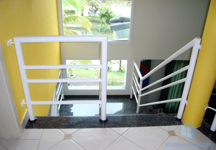 corrimao-de-escada-+-parapeito-em-aluminio-tubular-branco