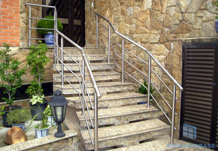 corrimao-de-escada-em-aluminio-tubular-brilhante