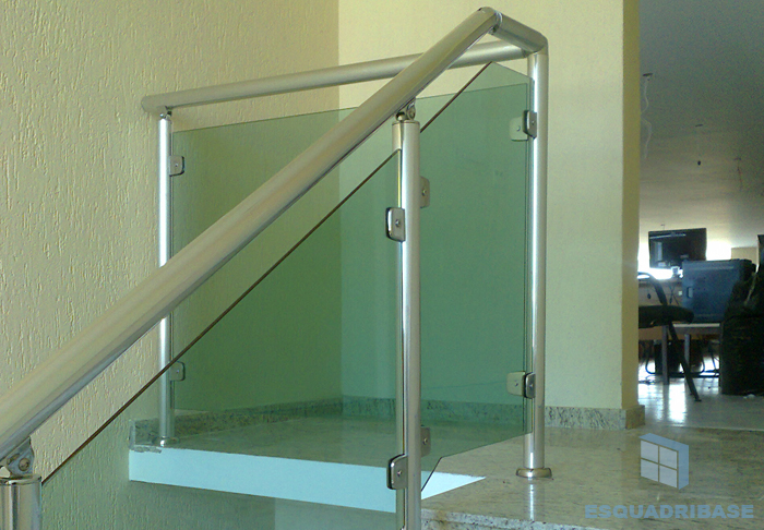 parapeito-em-aluminio-tubular-branco